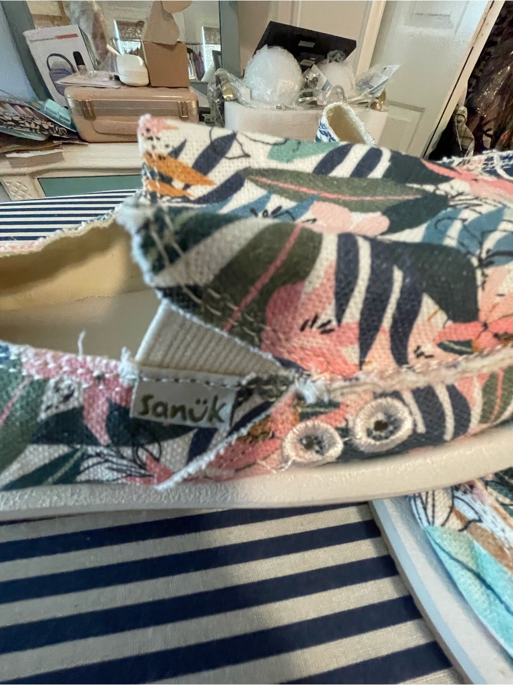 Sanuk tropical canvas shoes sz.9 - Picture 2 of 4